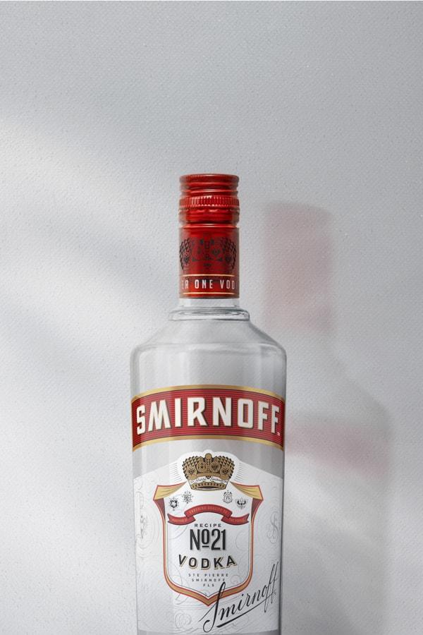 Vodka Smirnoff 21 sobre un fondo gris